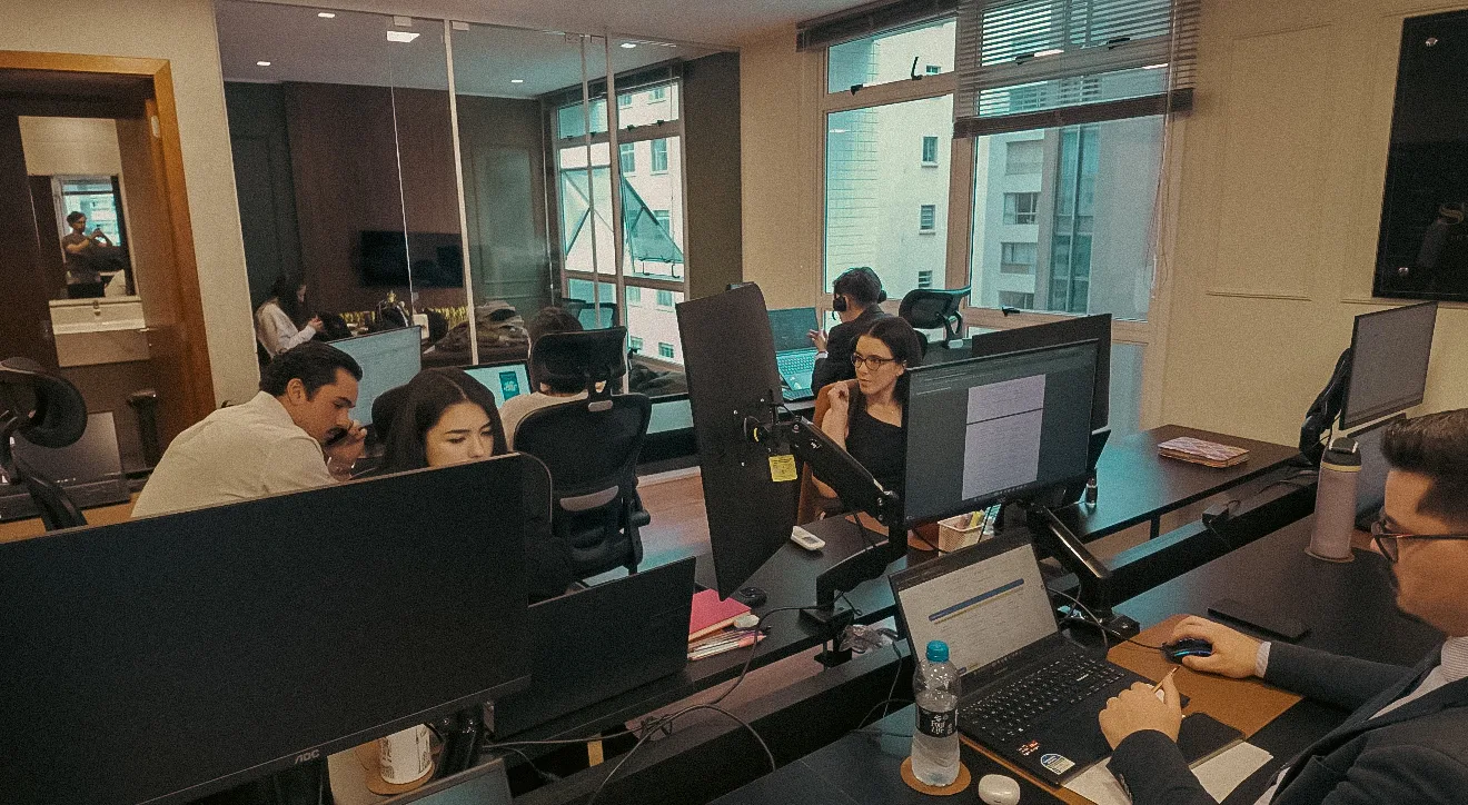 Equipe Scott trabalhando no escritório